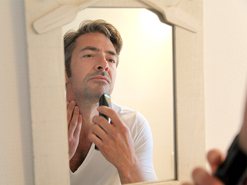 Nicola si fa la barba